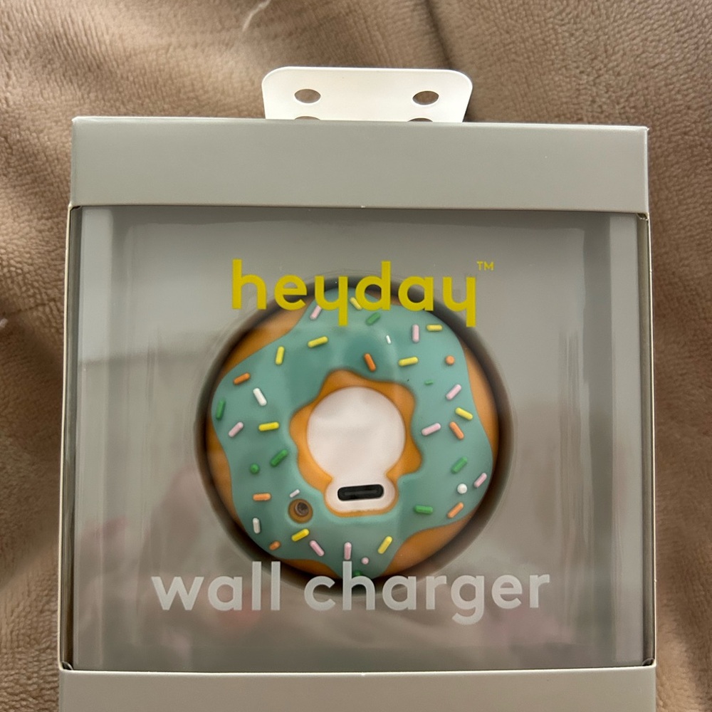 Heyday Donut Wall Charger - Mint Green and Tan